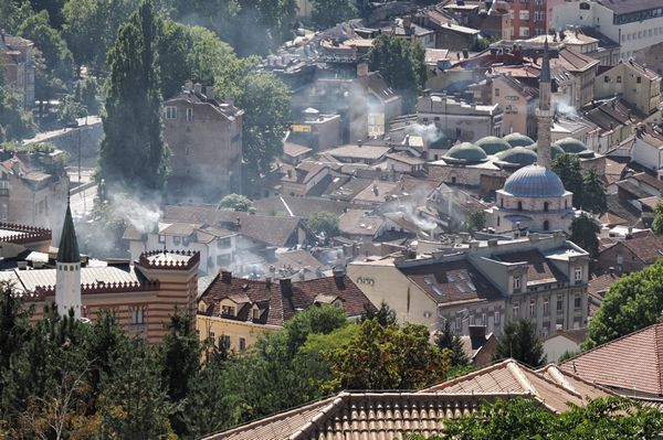 Uitzicht over Sarajevo met grill rook